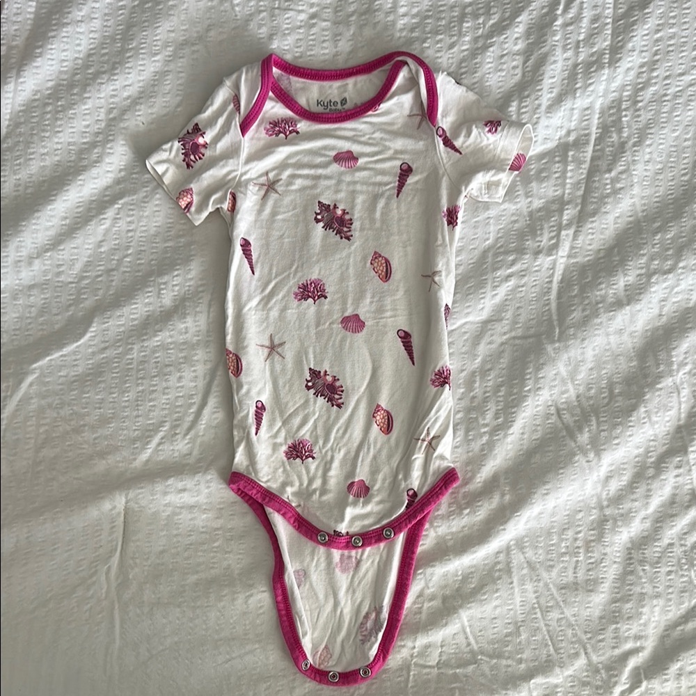 Kyte BABY Seashell Print Bodysuit in White and raspberry